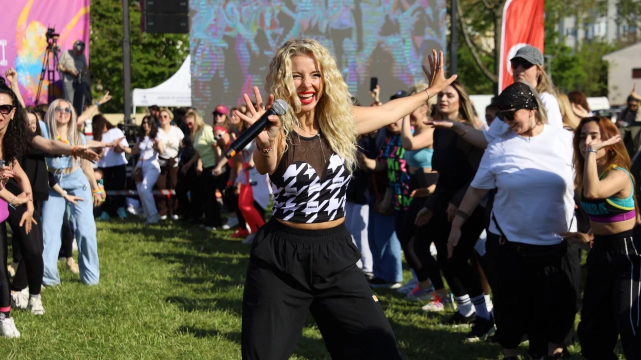 Bursa'da 'Dünya Dans Günü'nünde zumba coşkusu