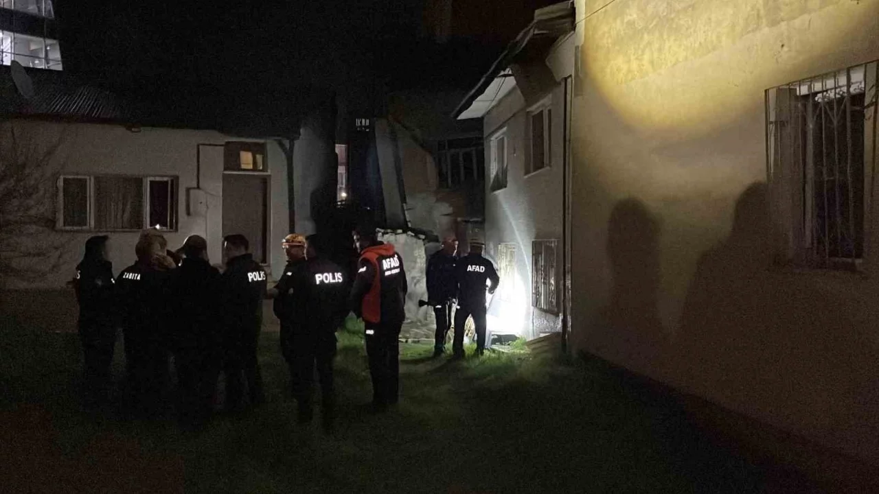 Sivas'ta 2 katlı ev çöktü, ev tahliye edildi