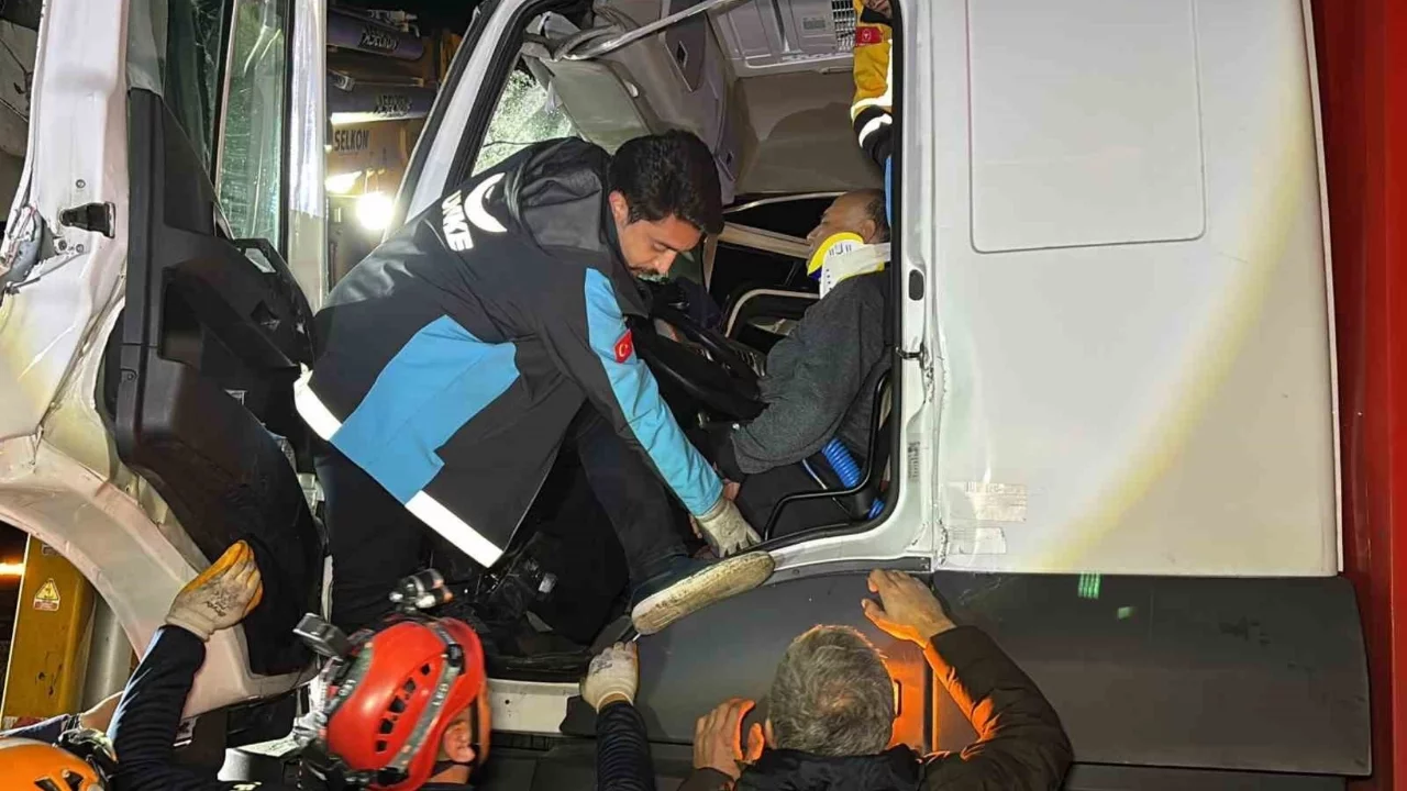 Kamyon tıra çarptı, sürücü kabinde sıkıştı