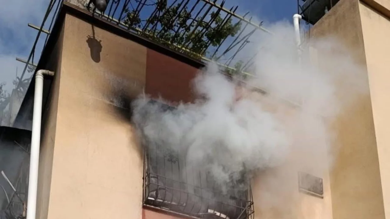 Hatay'da apartman dairesi alevlere teslim oldu