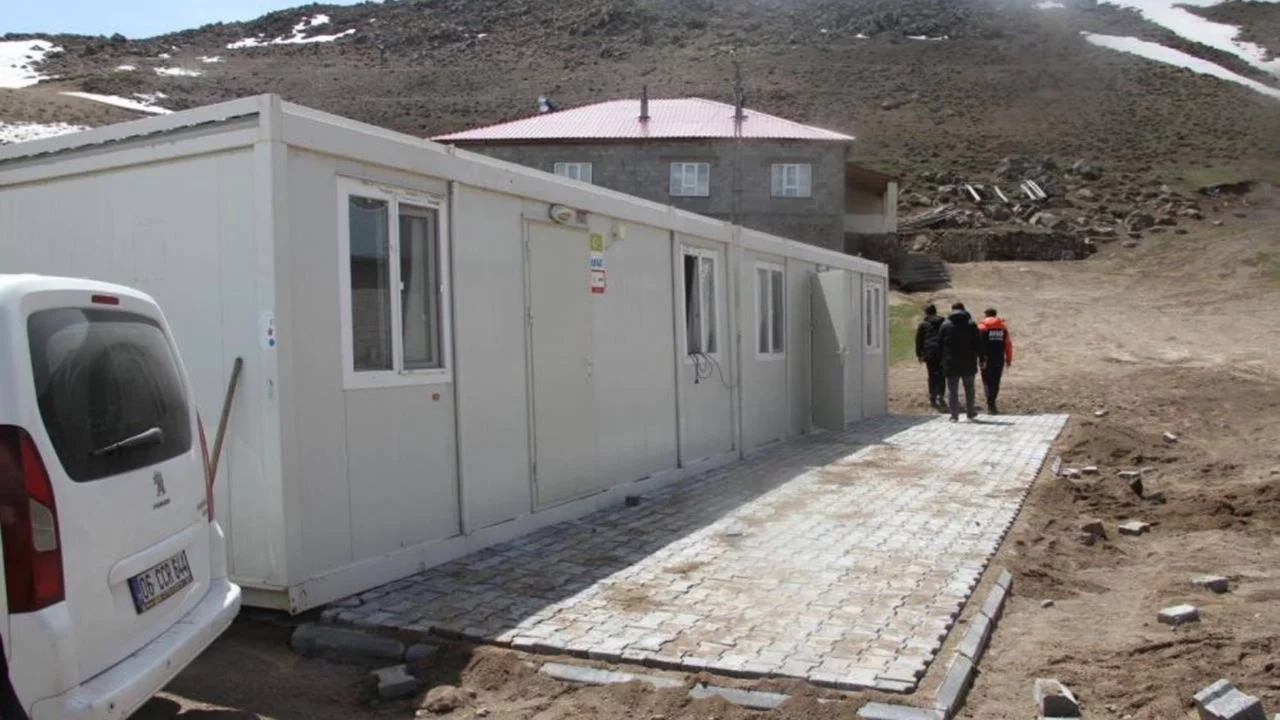 Ağrı'daki depremde evleri hasar görenlere konteyner verildi