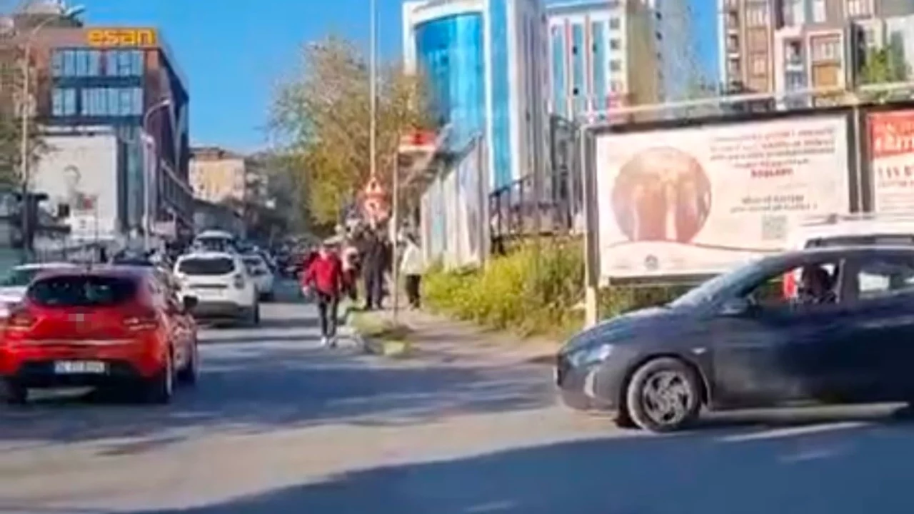 Trafikte korku dolu anlar: Sürücüyü darbedip motosikletine el koydular!