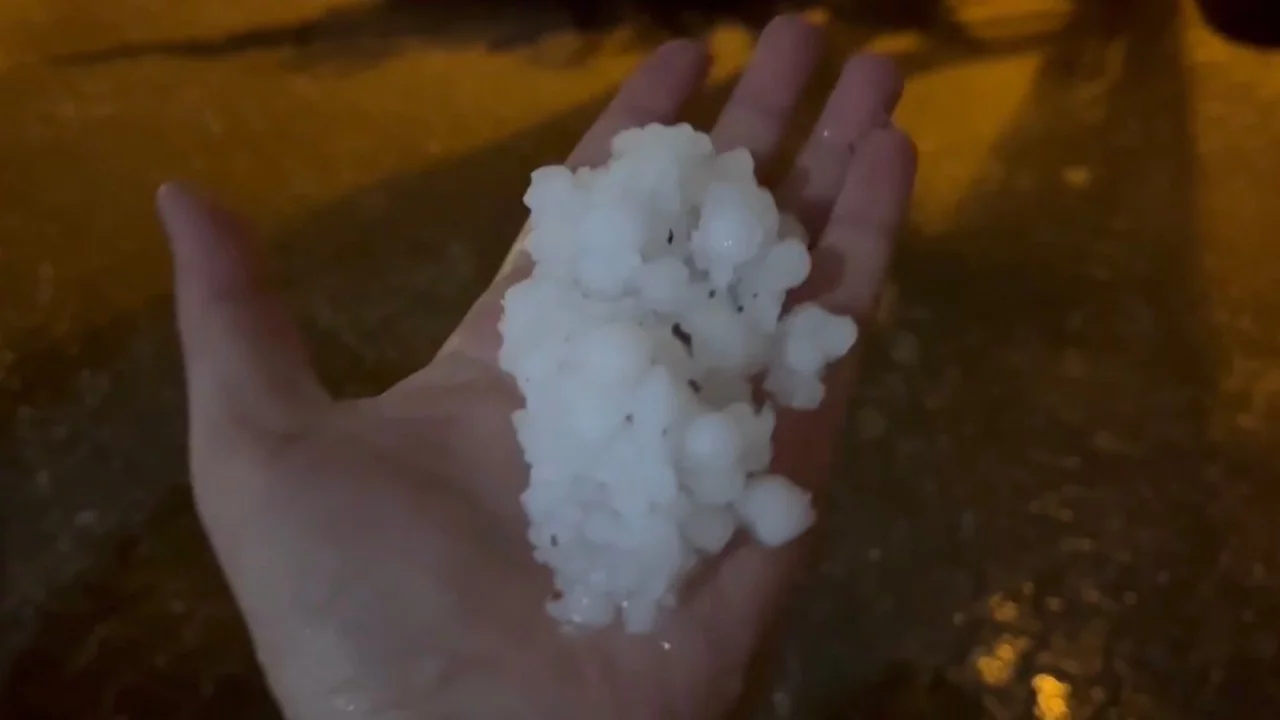 Adıyaman'a fındık büyüklüğünde dolu etkili oldu