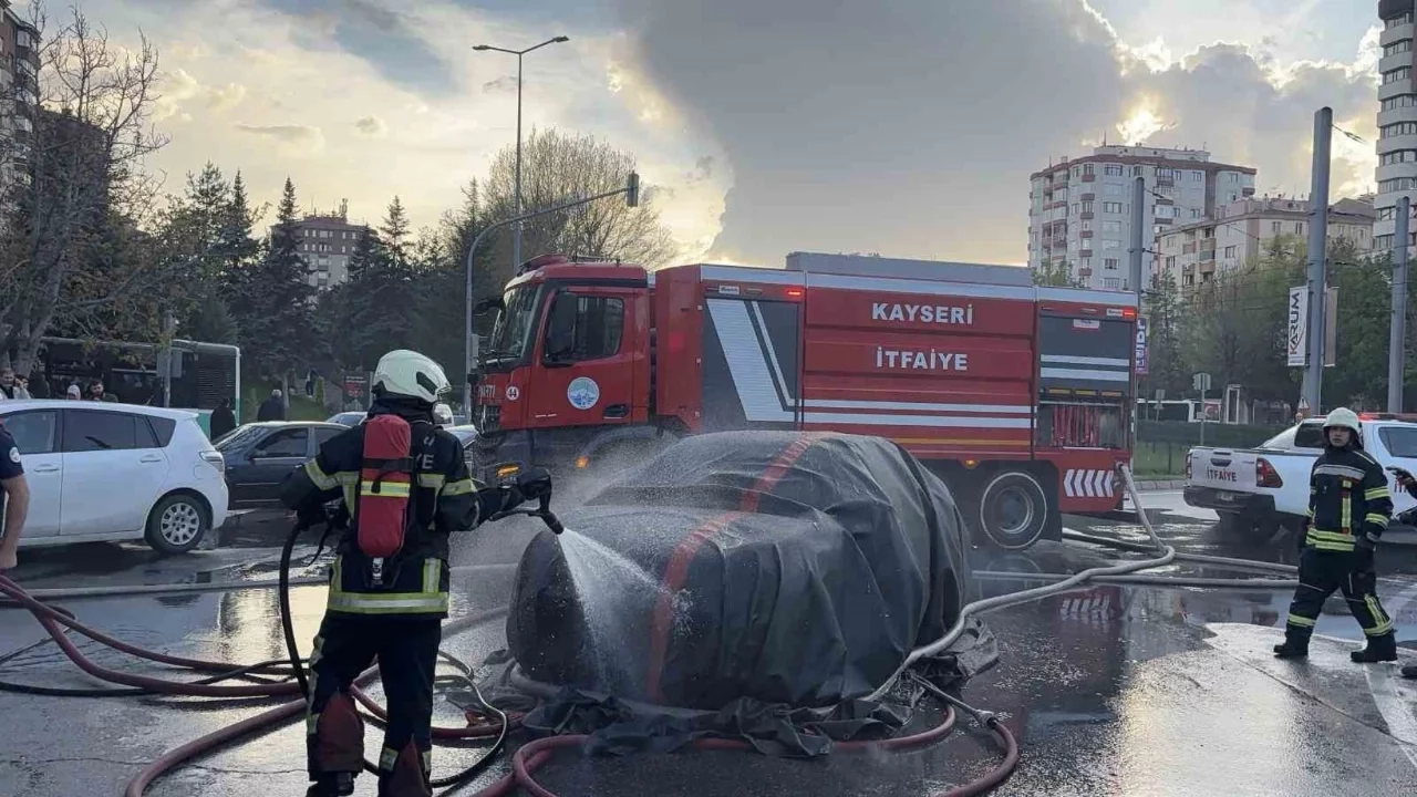 Alev alan elektrikli araç yangın battaniyesiyle söndürüldü