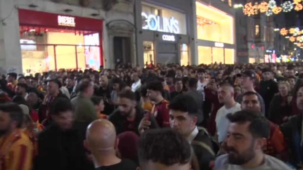 Galatasaray taraftarları derbi galibiyetini Taksim'de kutladı