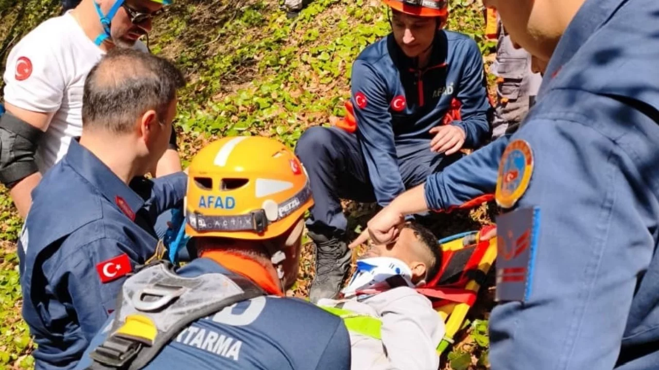 Samsun'da kayalıklardan düşen adam yaralandı