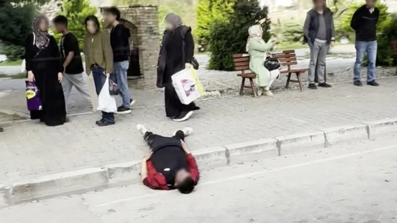 Uyuşturucu bağımlısı adam durak yanında uyuyakaldı