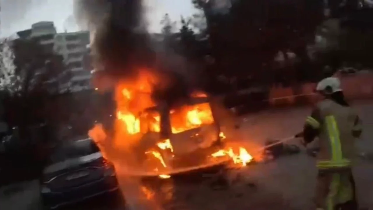 Diyarbakır'da park halindeki araç alev alev yandı