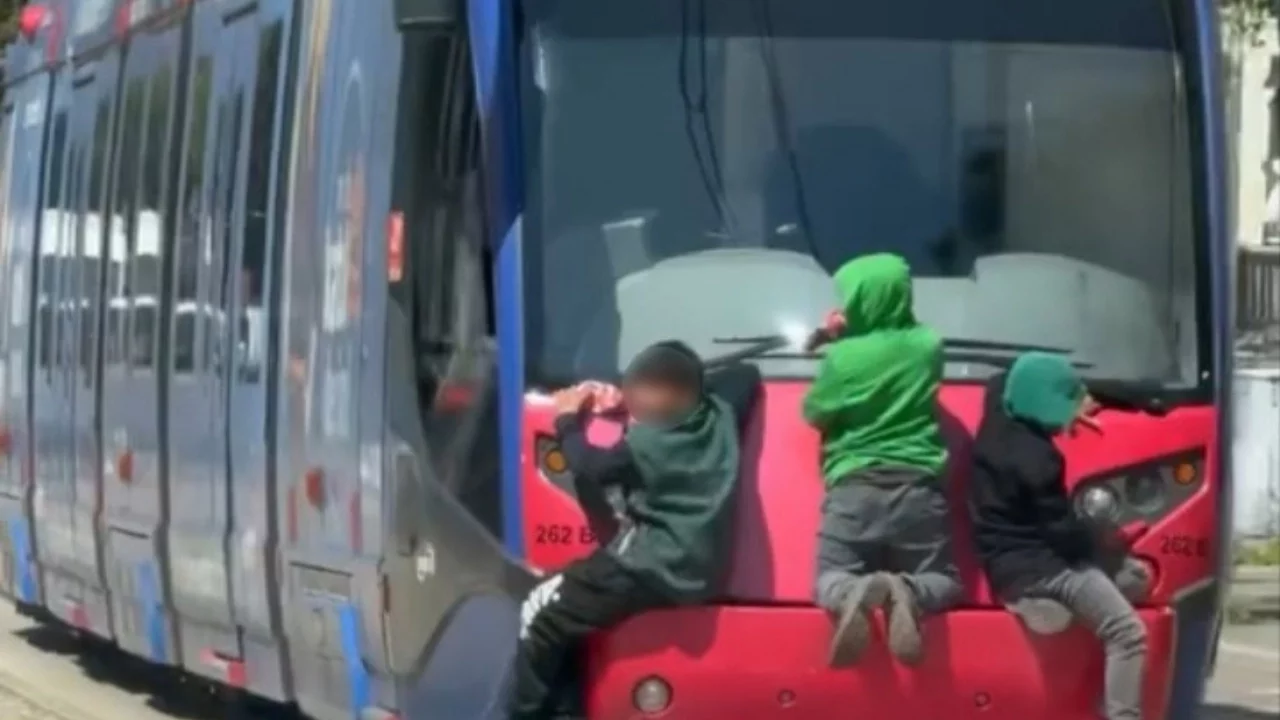 Bursa'da tramvayın arkasına tutunan çocuklar yürekleri ağza getirdi