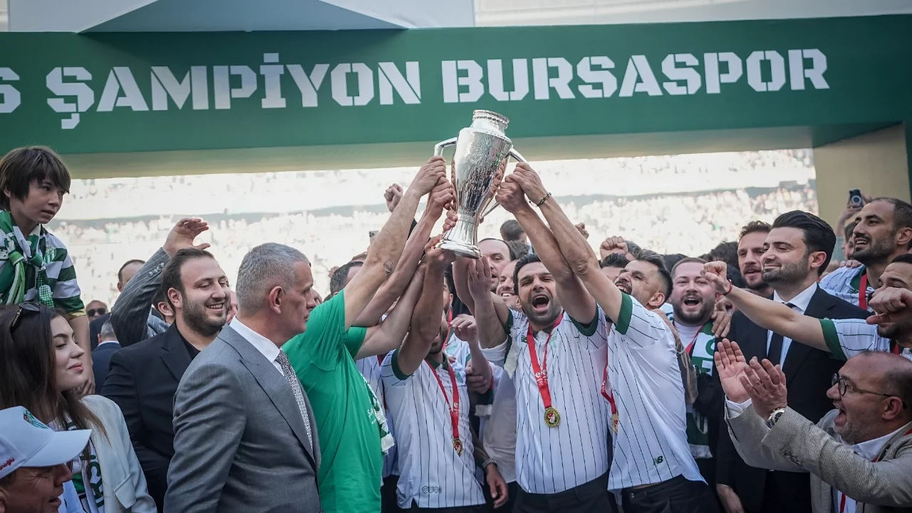 Bursaspor şampiyonluk kupasına kavuştu!