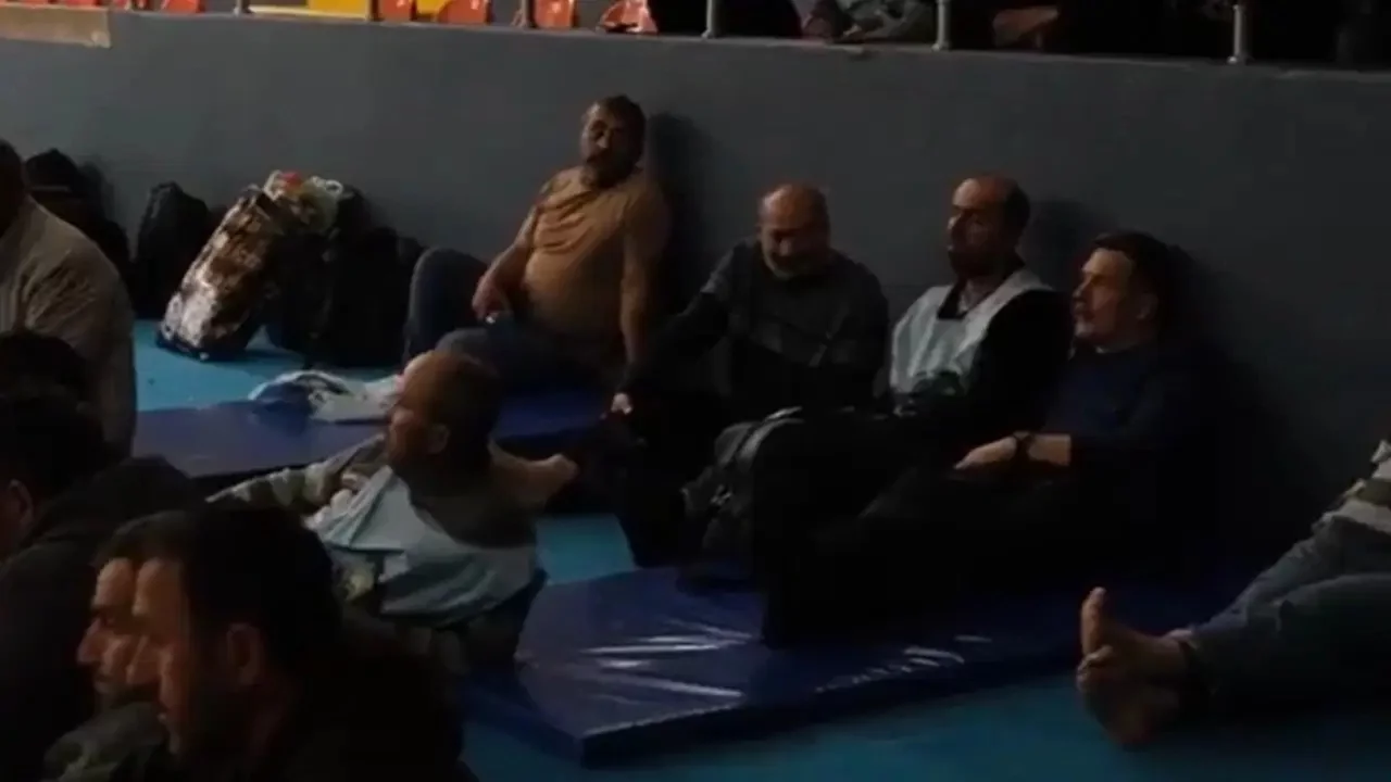 Erkan Baş, direnişteki madencilerle derbiyi izledi