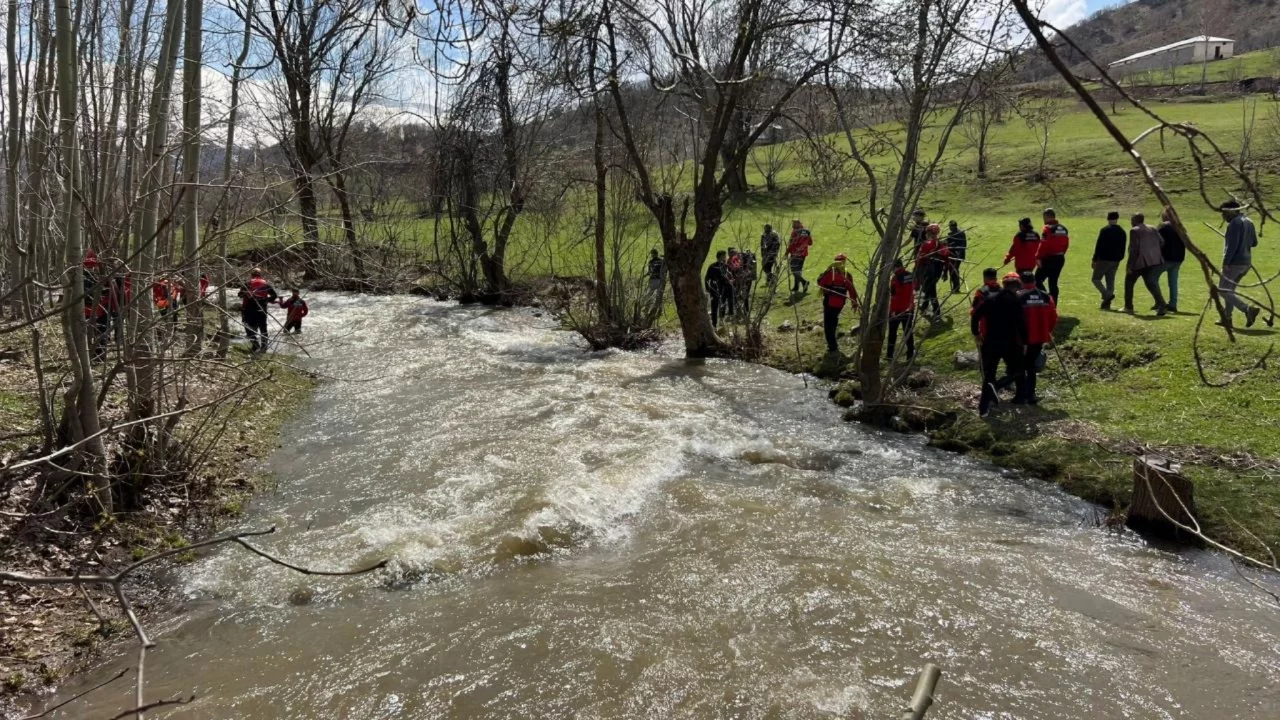 Dereye düşen 8 yaşındaki çocuk aranıyor
