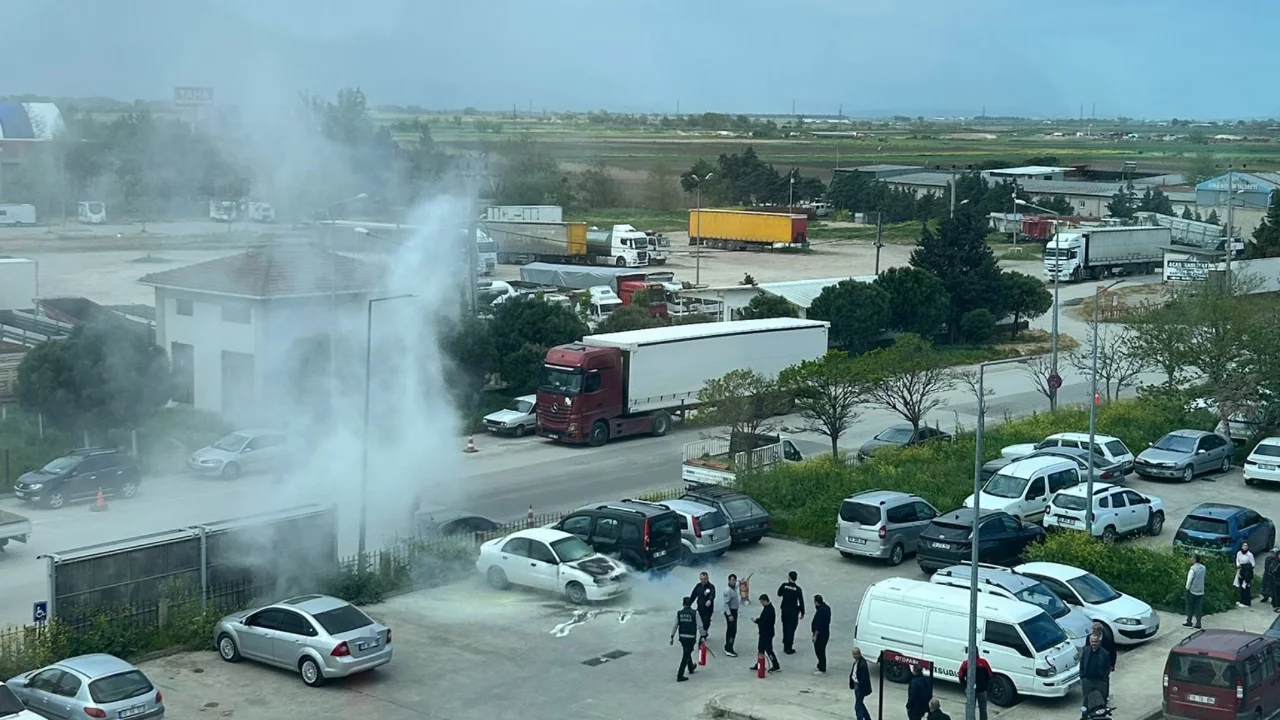 Bursa'da otoparktaki otomobil, alev topuna döndü