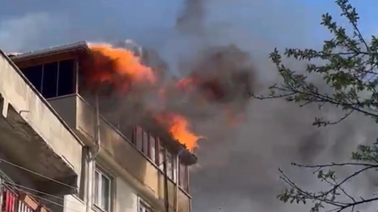 Kocaeli'de tadilatta olan binanın çatısı alev alev yandı