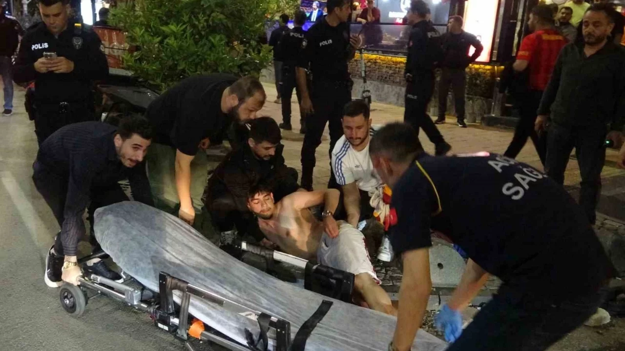 Derbi galibiyeti kutlamasında kan aktı: Bir taraftar bıçakla yaralandı