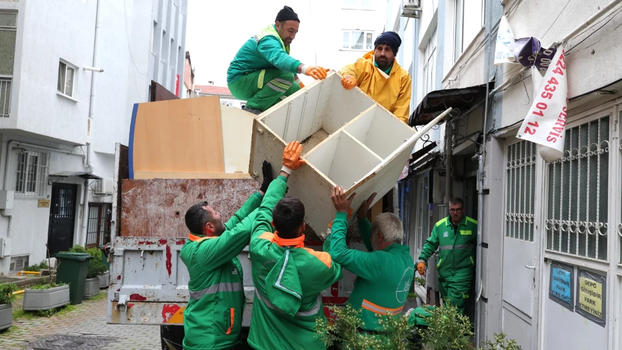 Osmangazi'de belediye ekipleri çöp evi temizledi