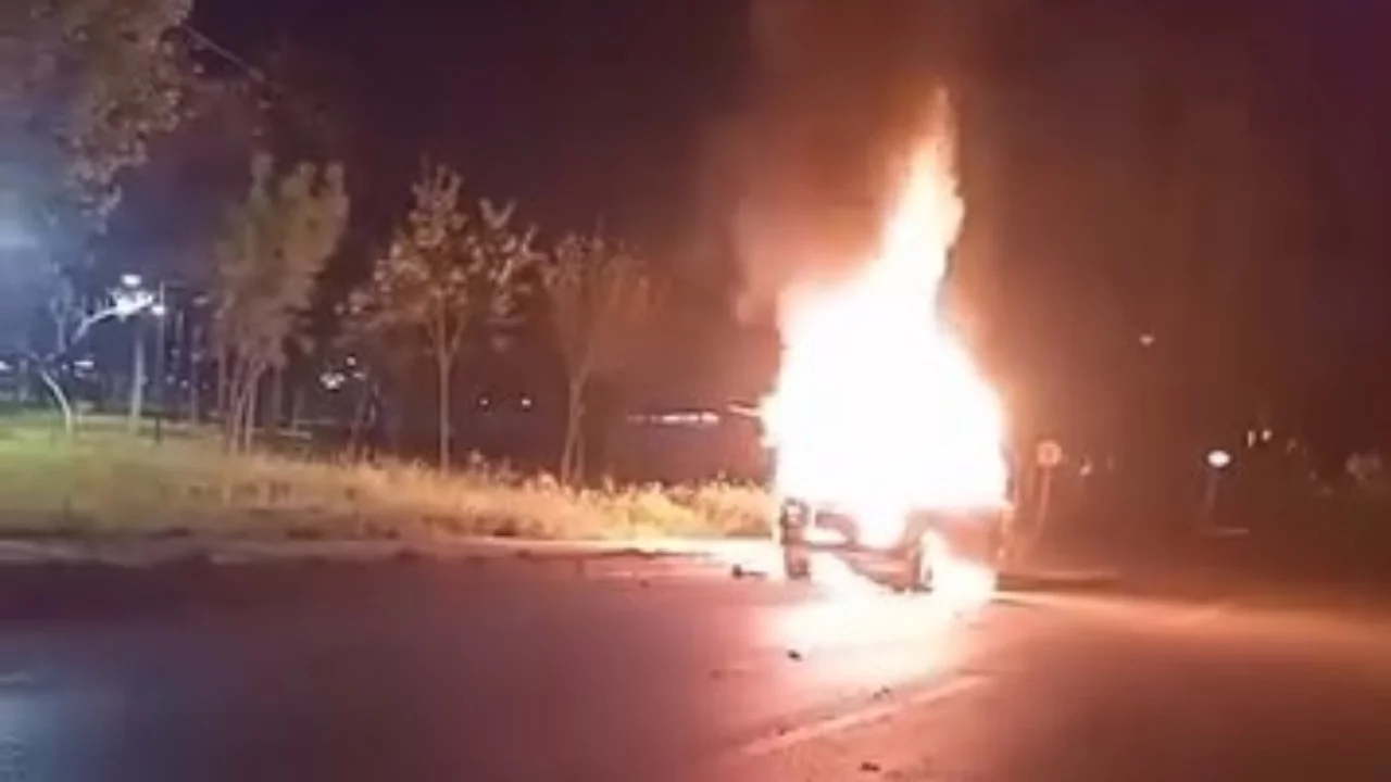 Bursa'da park halindeki otomobil alev topuna döndü