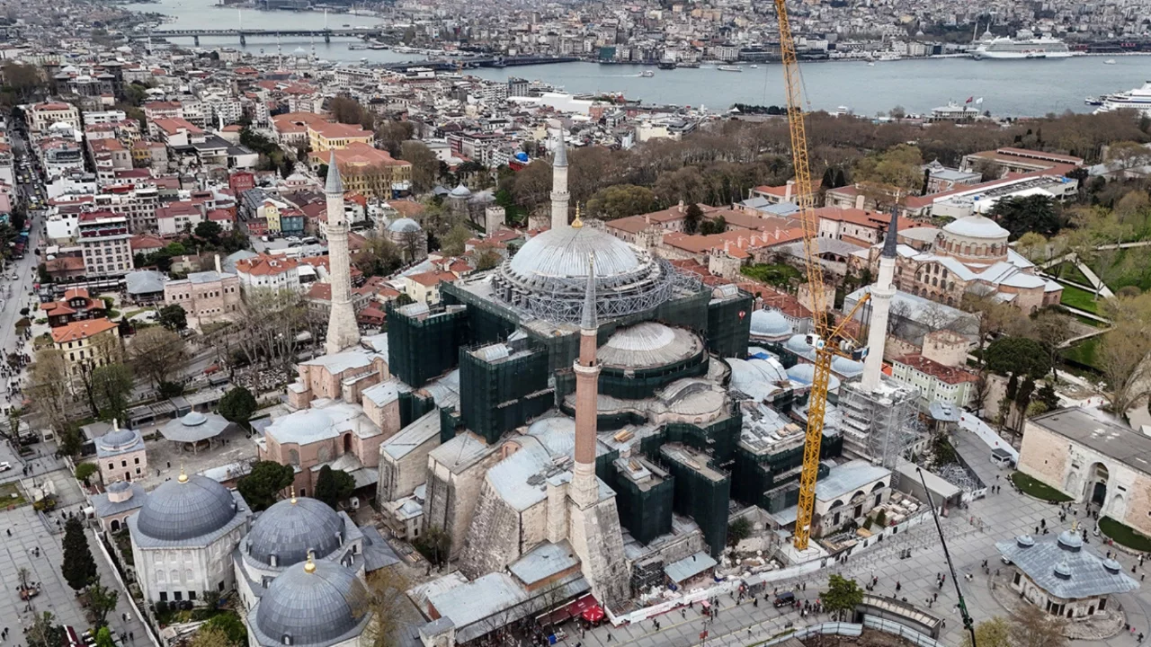 Ayasofya'da dev restorasyonda kritik aşama: Kubbe kapatılıyor