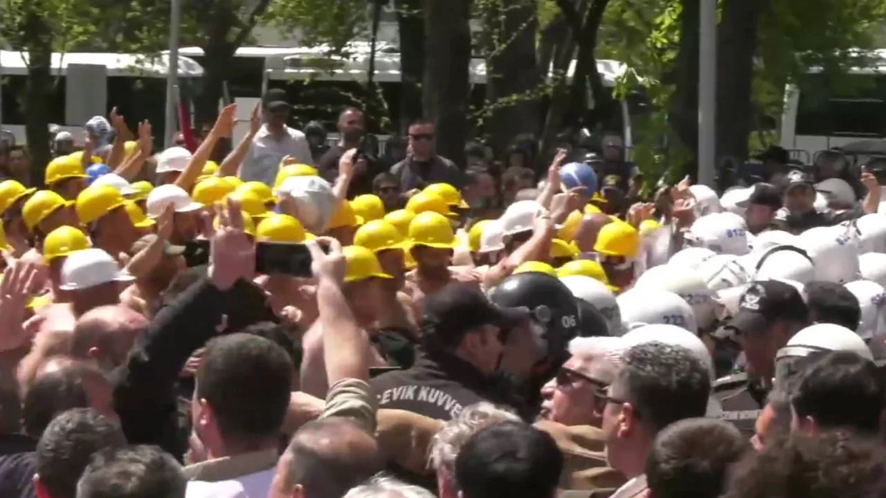 Bakanlığa yürümek isteyen maden işçilerine polis müdahalesi