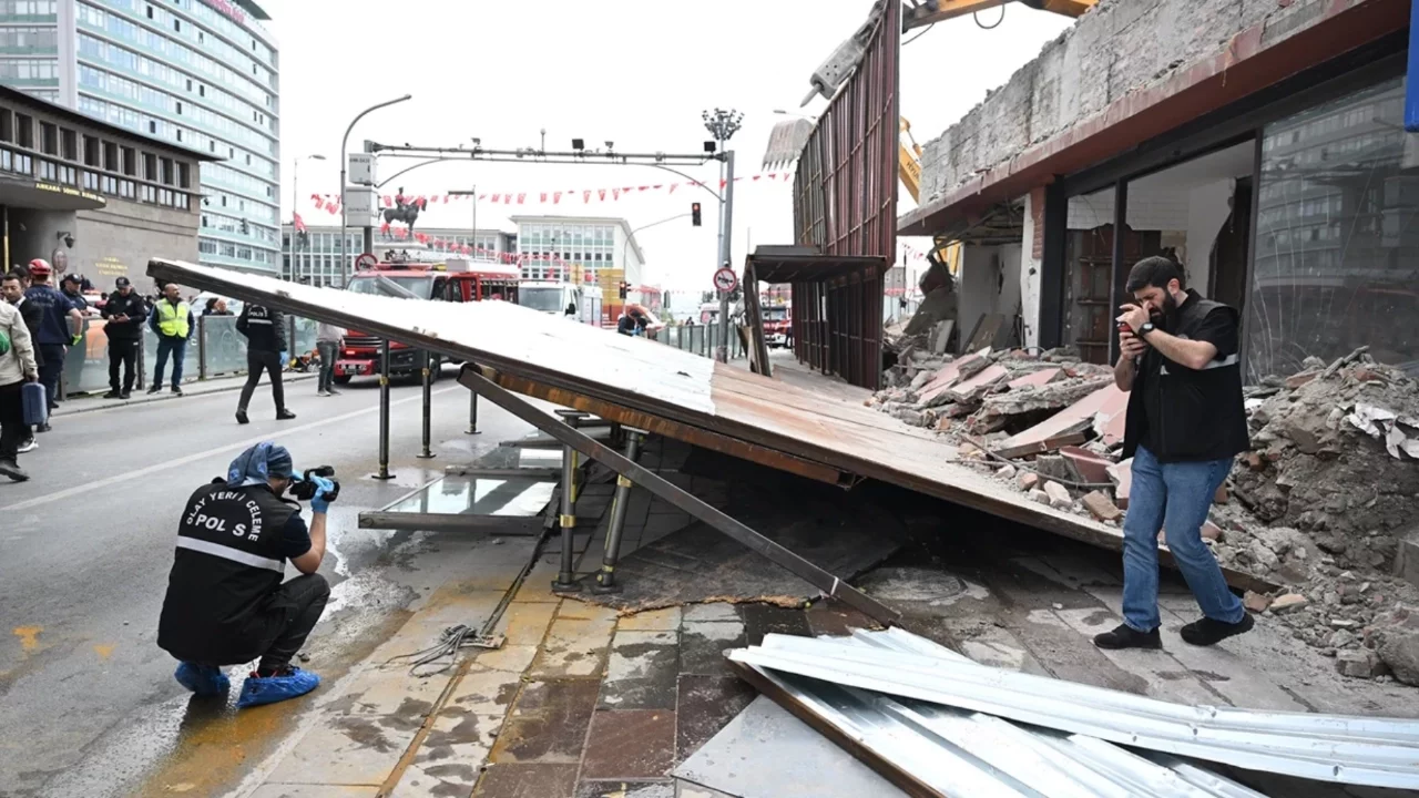 Bir binanın platformu çöktü: Yaralılar var