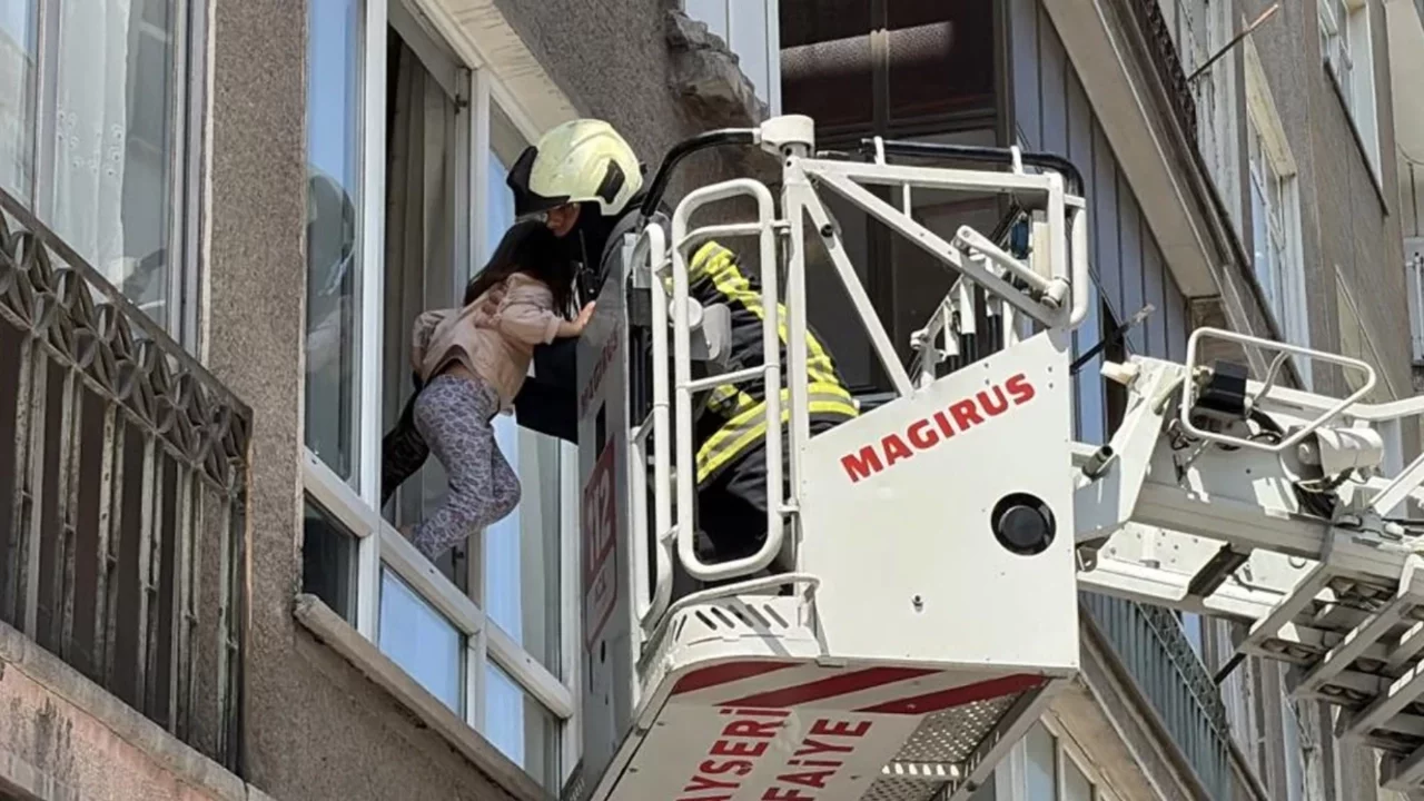 5 katlı binada can pazarı: 1'i bebek 5 kişi mahsur kaldı