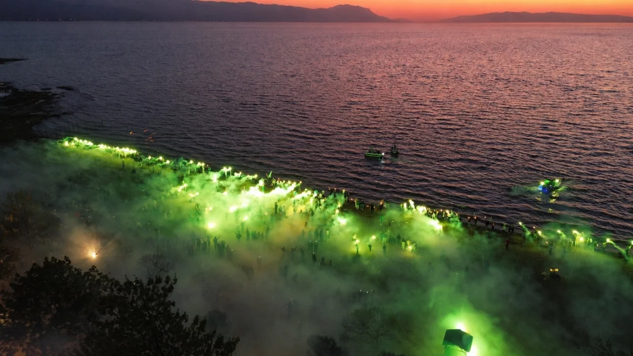 İznik sahili yeşil-beyaza büründü