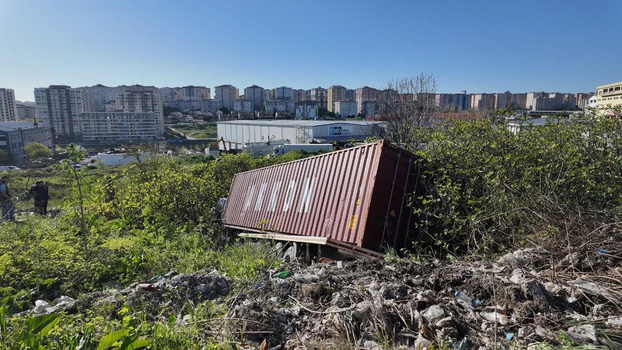 İstanbul Beylikdüzü'nde tır kazasında faciadan dönüldü