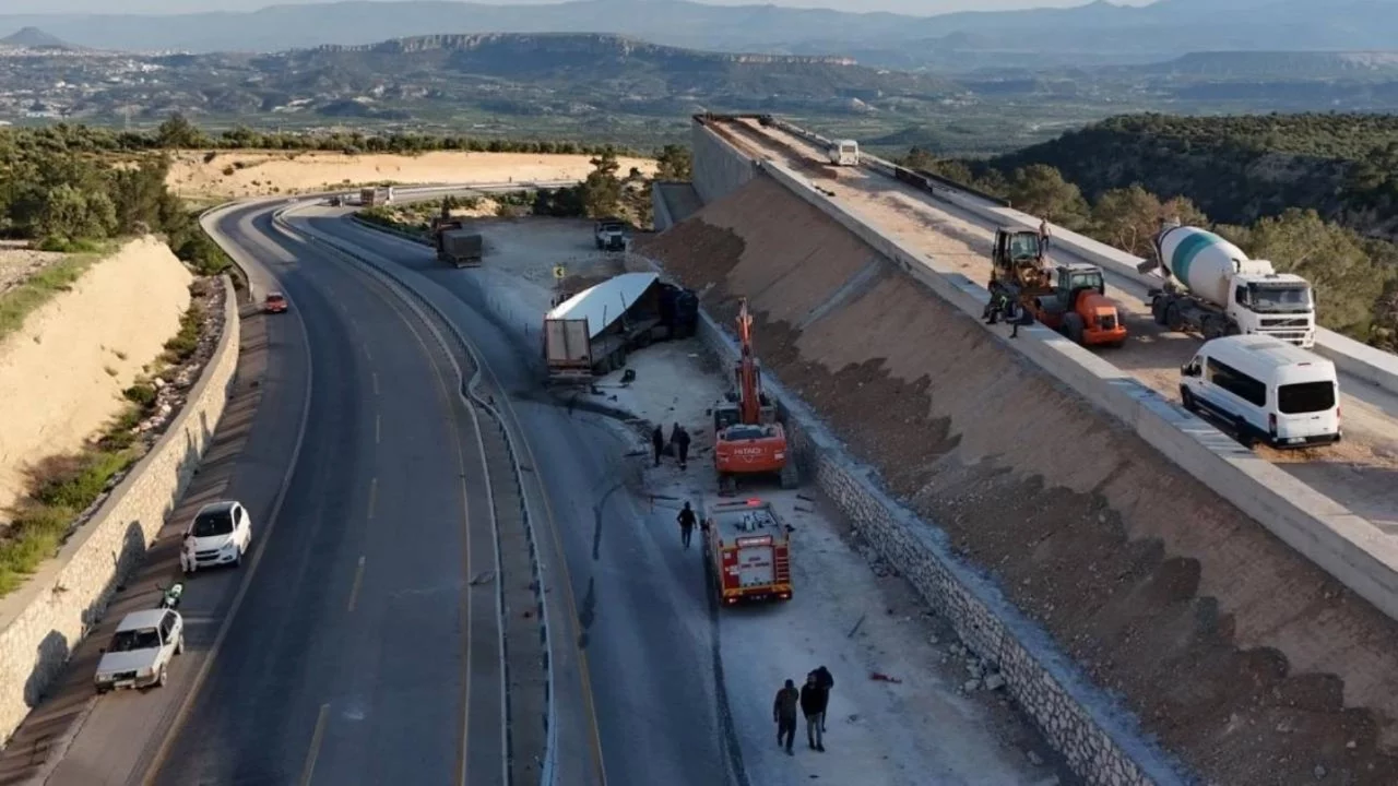 Mersin'de tır kaçış rampası inşaatına çarptı: 1 işçi hayatını kaybetti