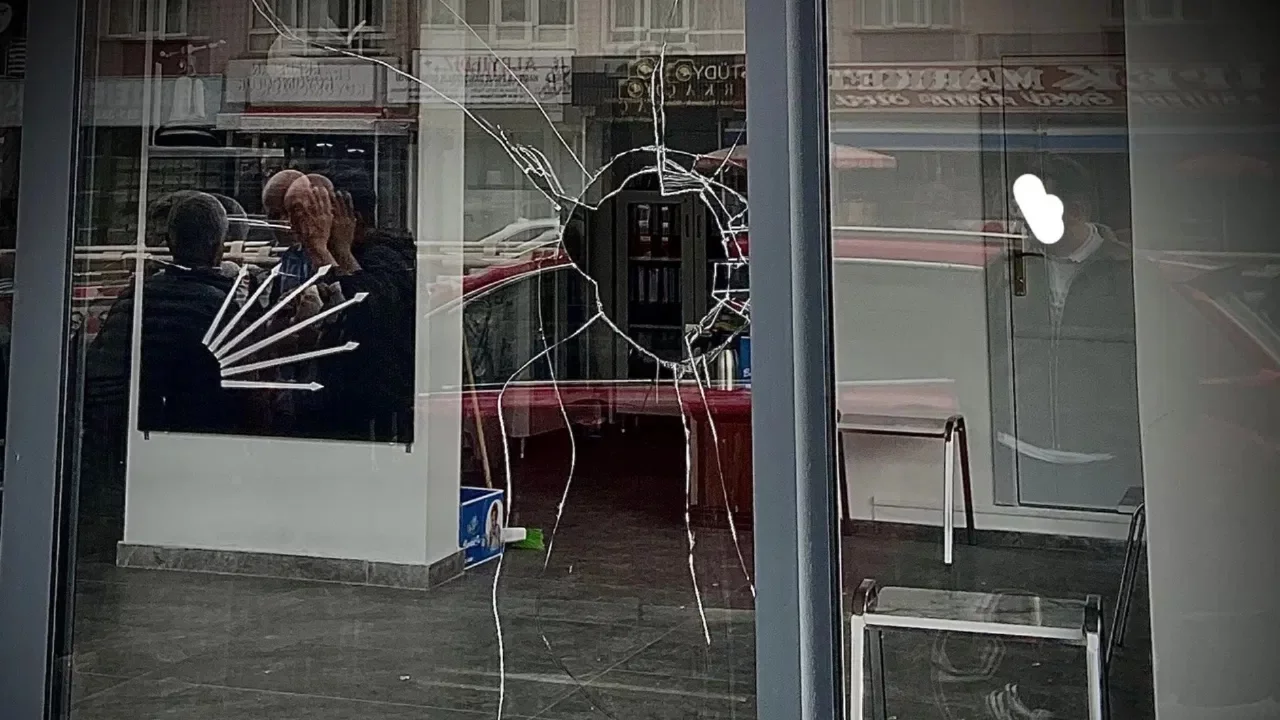 CHP'nin ilçe başkanlığına taşlı saldırı!