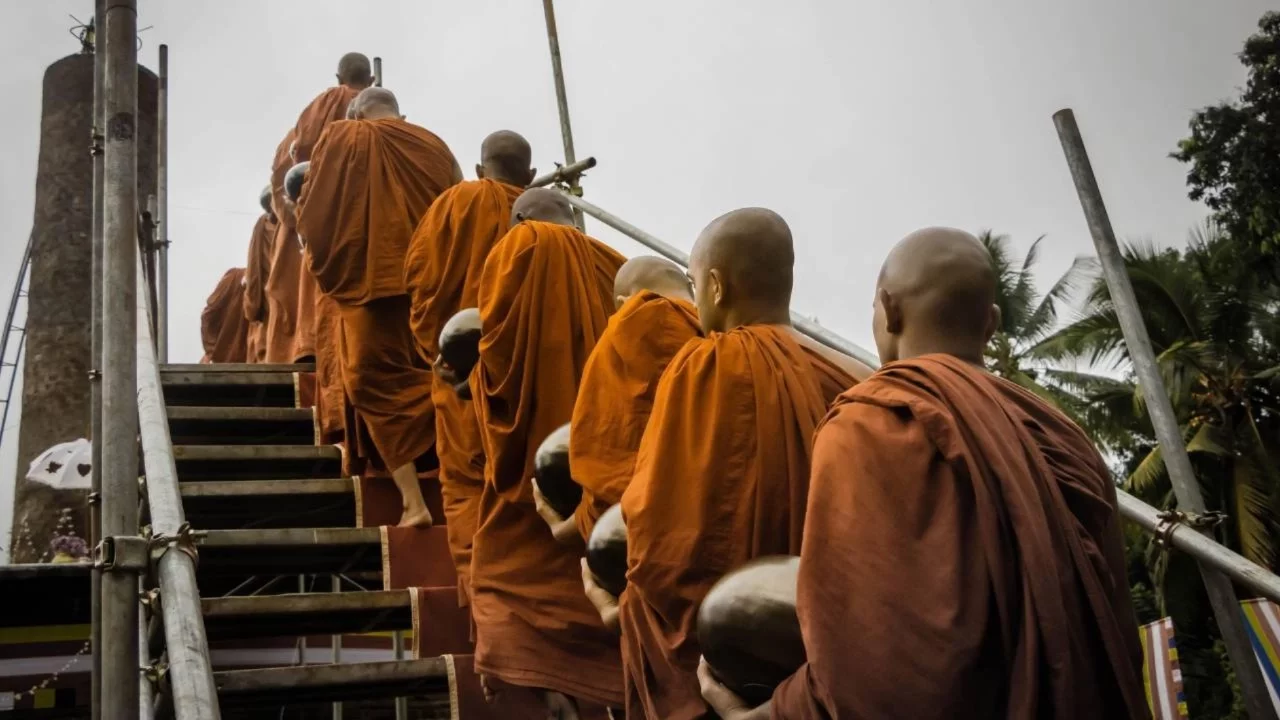 Sri Lanka'da 22 Budist keşişe gözaltı: Valizlerinden 110 kilo esrar çıktı