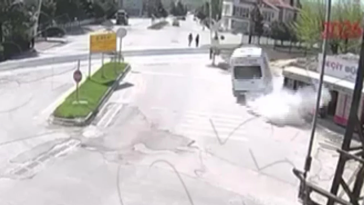 Servis minibüsü kaldırıma çarparak durağı yere serdi: İki genç kızın saniyelerle kurtuldu