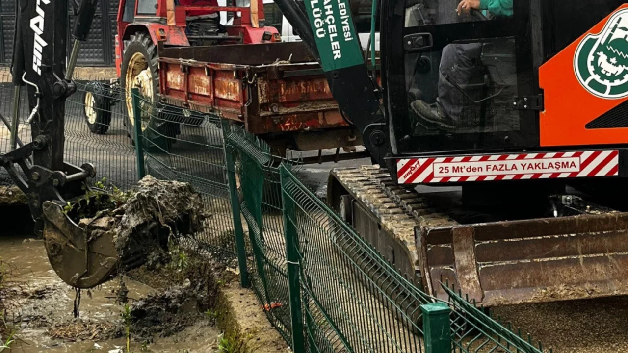 Cerrah'ta sulama kanalları temizlendi