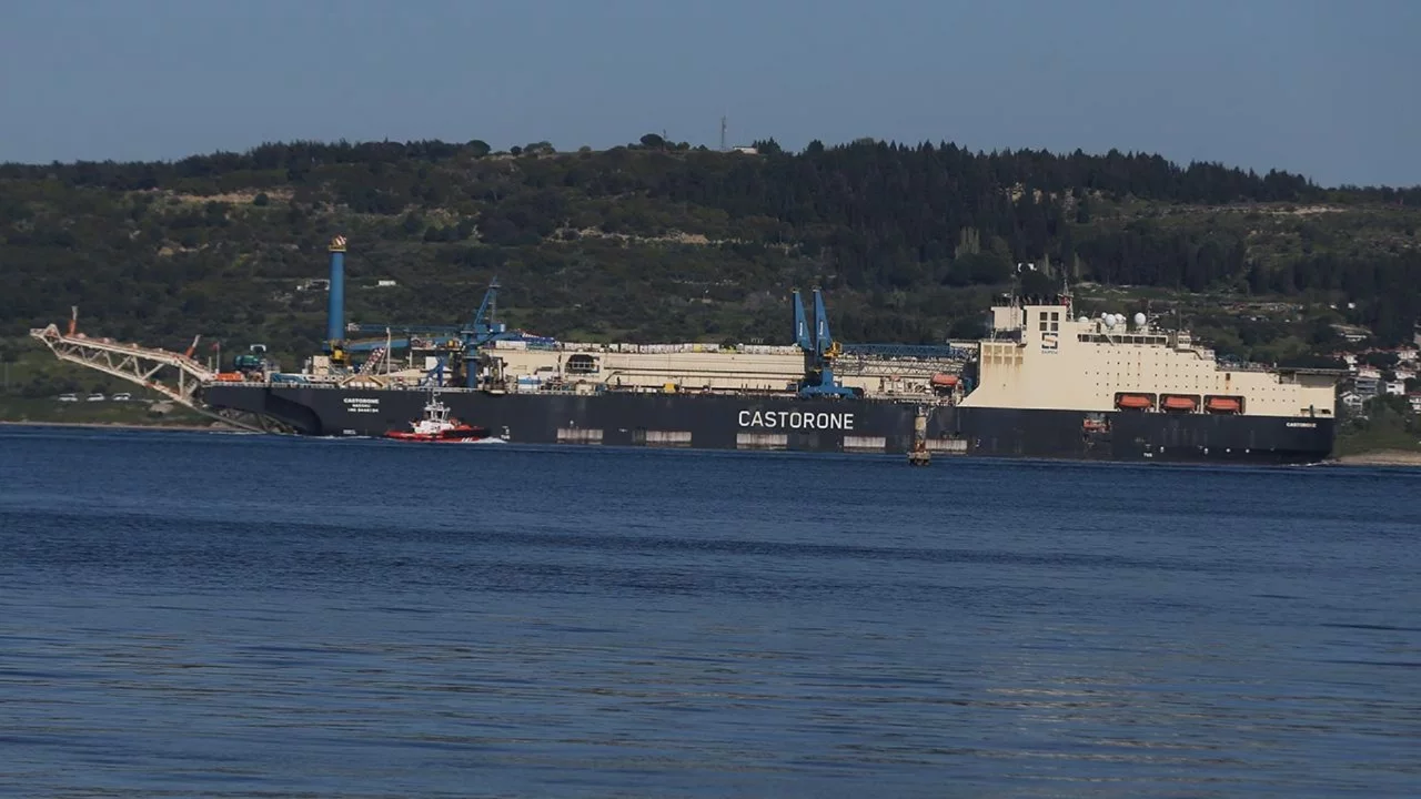 Çanakkale Boğazı'ndan "dev" geçiş