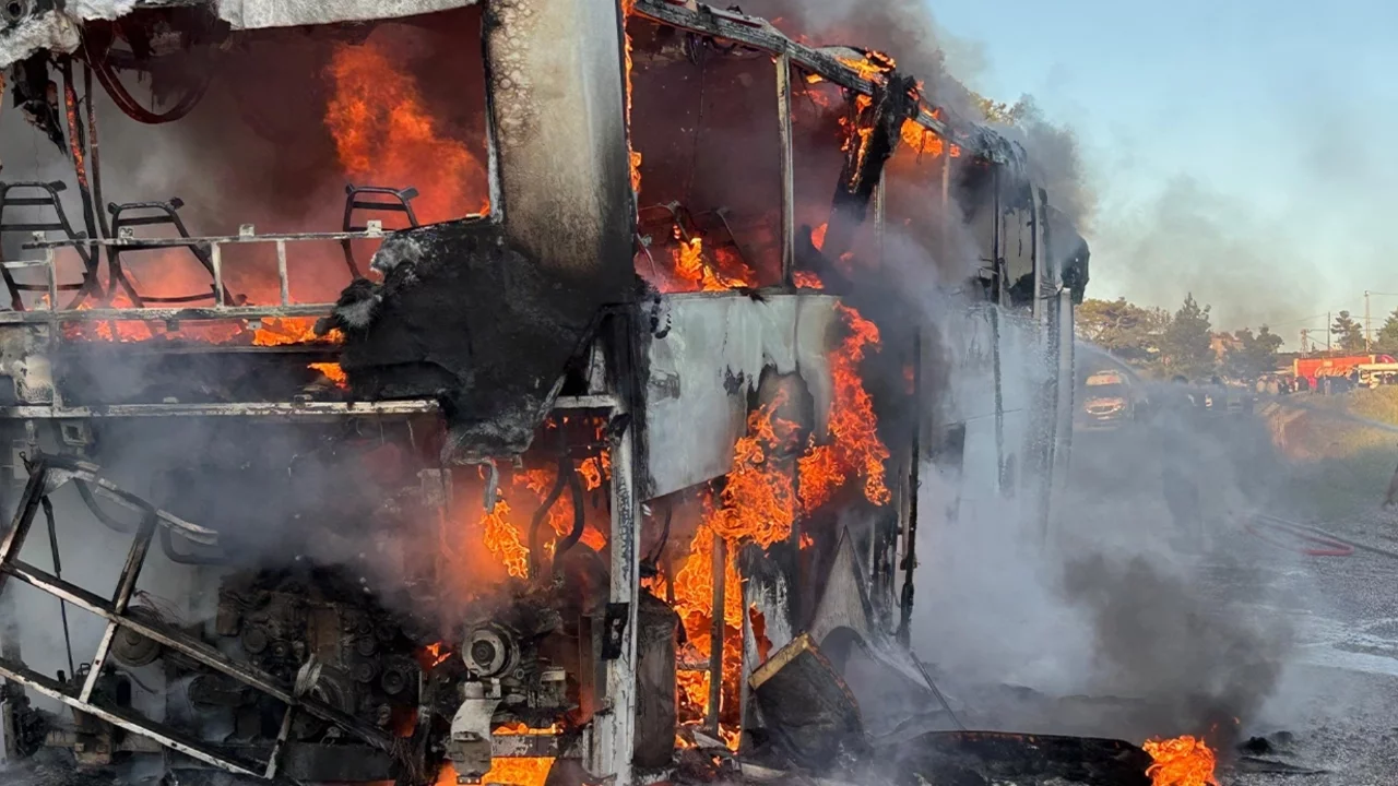 Muğla'da otobüs alev topuna döndü, yolcular son anda kurtuldu