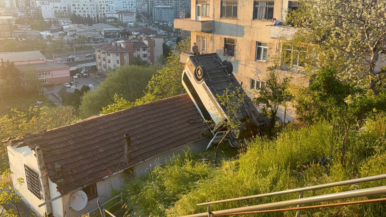 Servis aracı gecekondunun çatısına uçtu: 1 yaralı