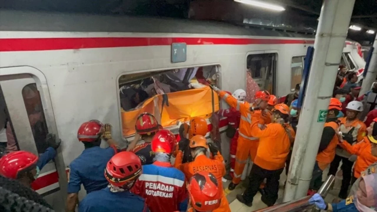 Endonezya'da tren kazası: 4 kişi öldü, 38 kişi yaralandı