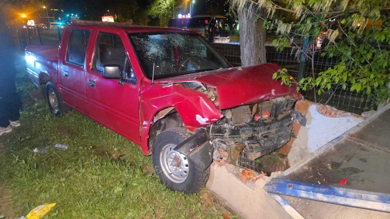 Bursa'da kontrolü kaybeden kamyonet orta refüje savruldu