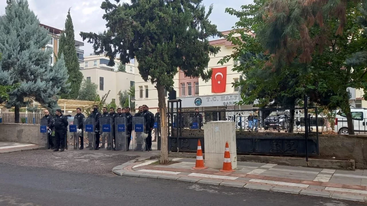 Halfeti Belediyesi'ne operasyon: 29 şüpheli tutuklandı