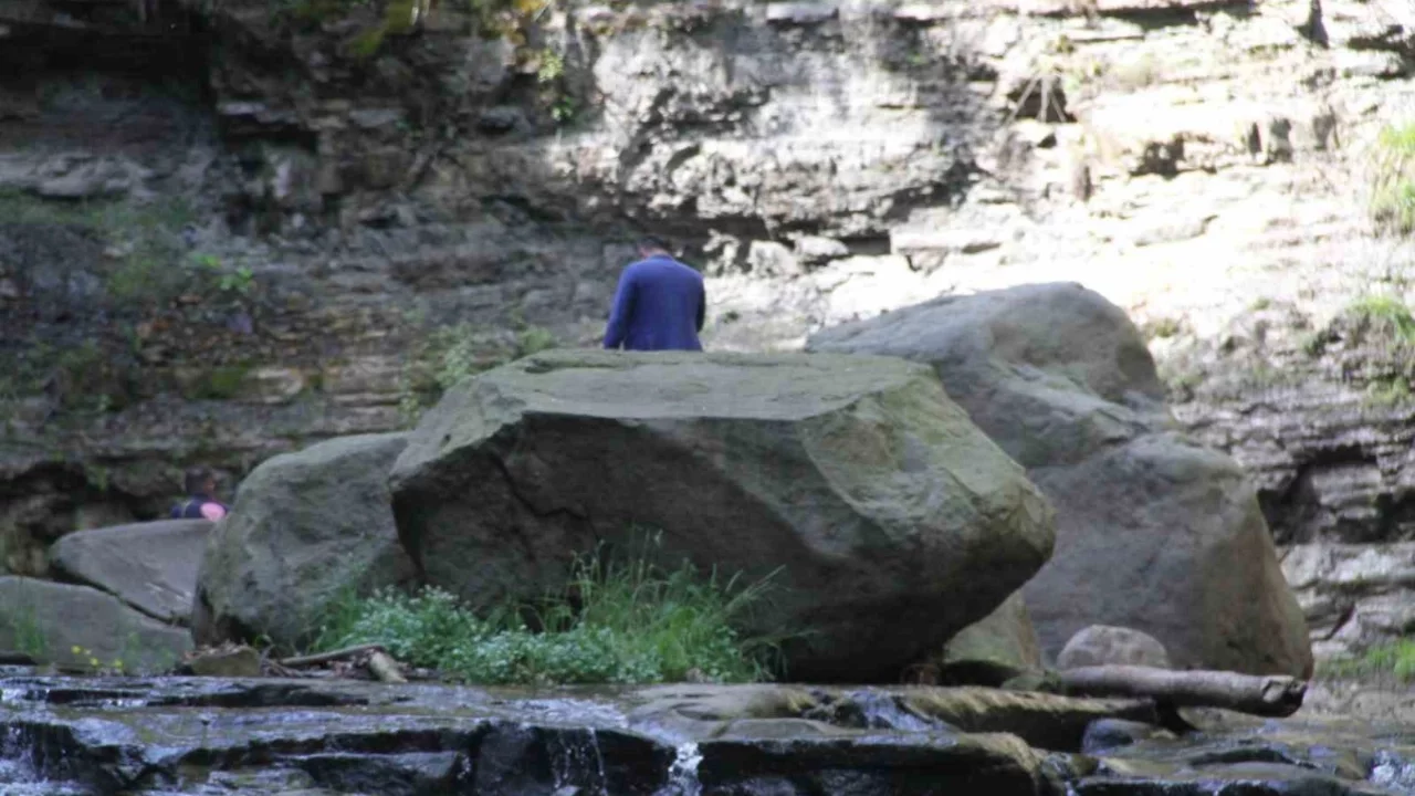 Piknik yapan kardeşlerin üzerine kaya düştü: 1 ölü