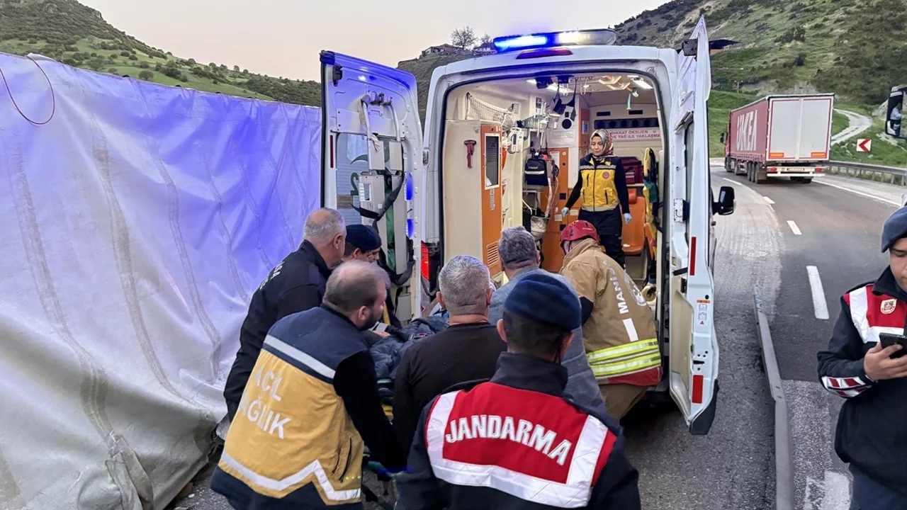 Manisa'da kontrolden çıkan tır devrildi: 1 yaralı