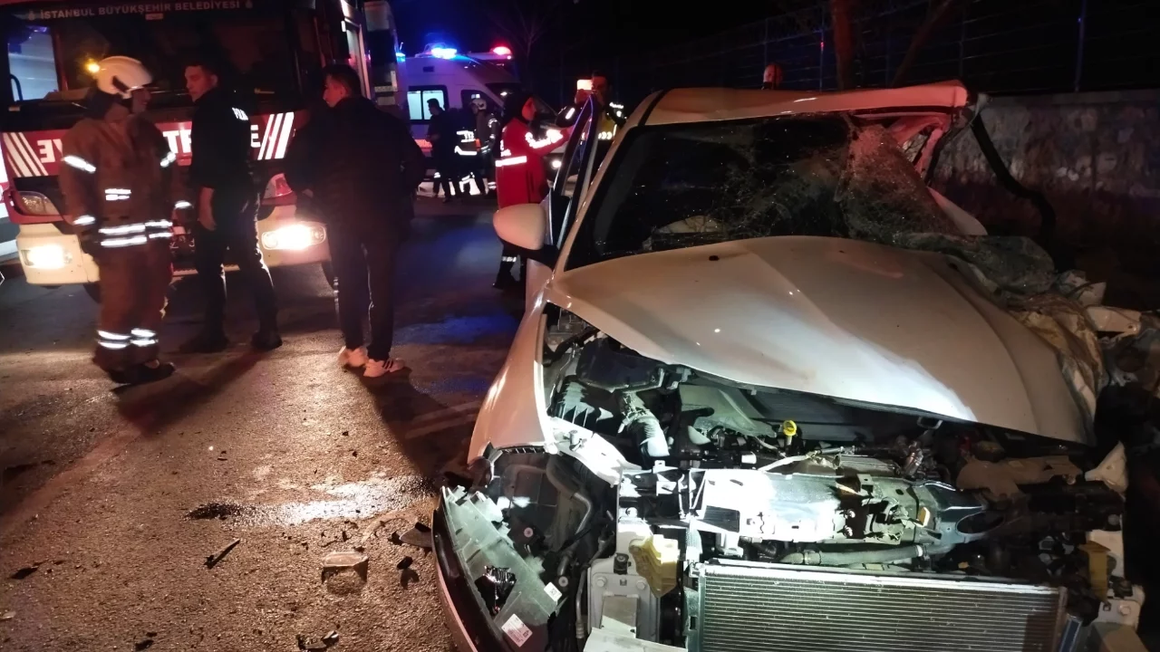 İstanbul'da servis minibüsü ile otomobil çarpıştı: 1'i ağır 12 yaralı