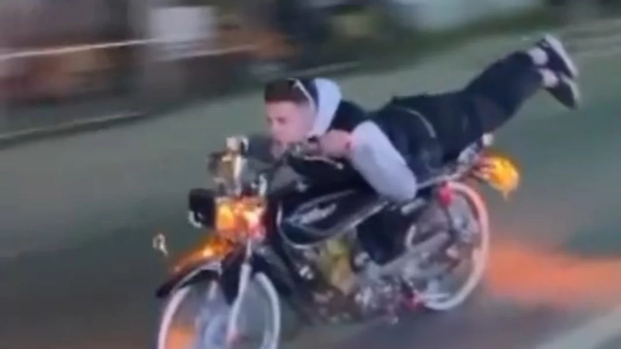 Bursa'da motosikleti yatarak kullanan sürücü 200 bin TL ceza yedi