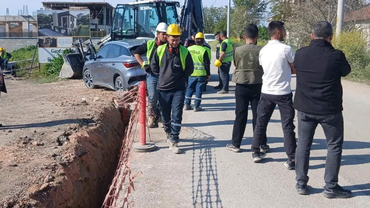 Bursa'da otomobil iş makinasına çarptı: 1 yaralı