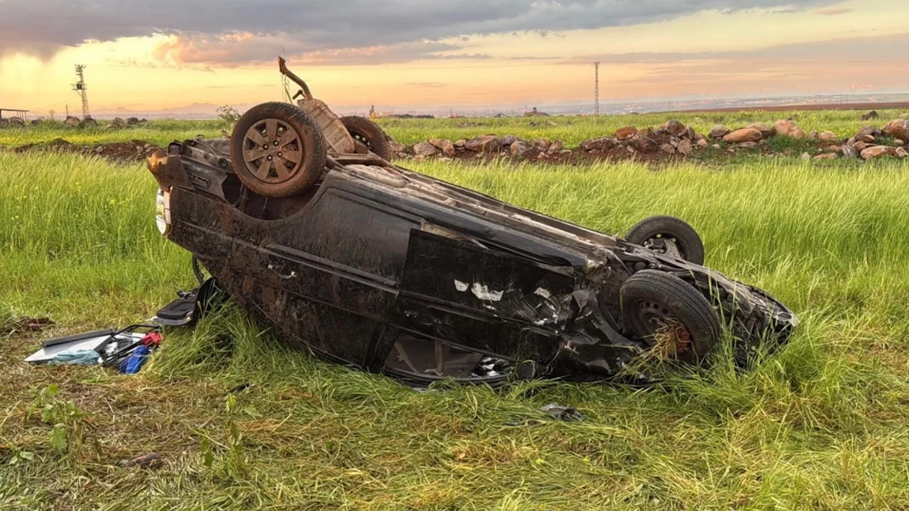 Diyarbakır'da takla atan araçtaki 10 kişi yaralandı
