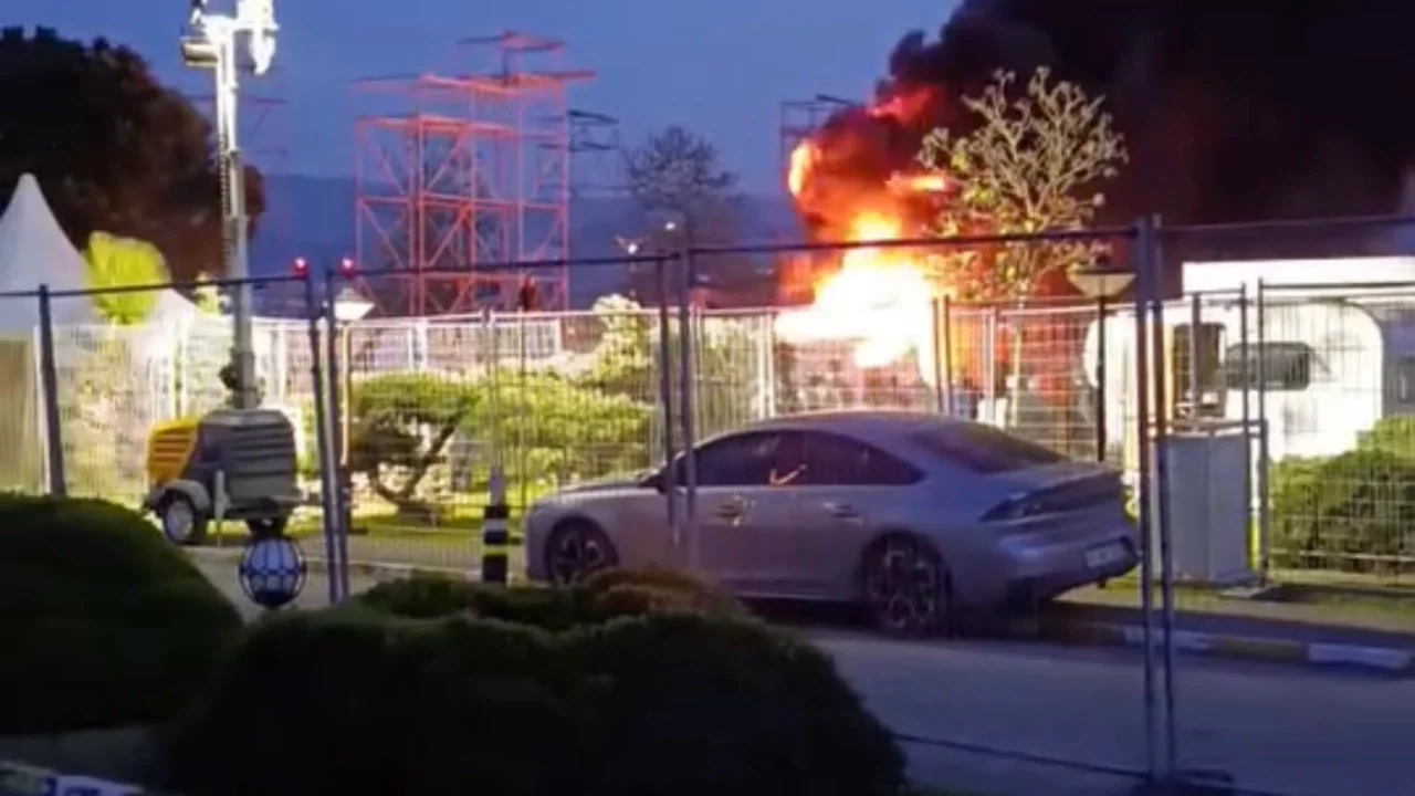 Kocaeli'de park halindeki karavan alev alev yandı