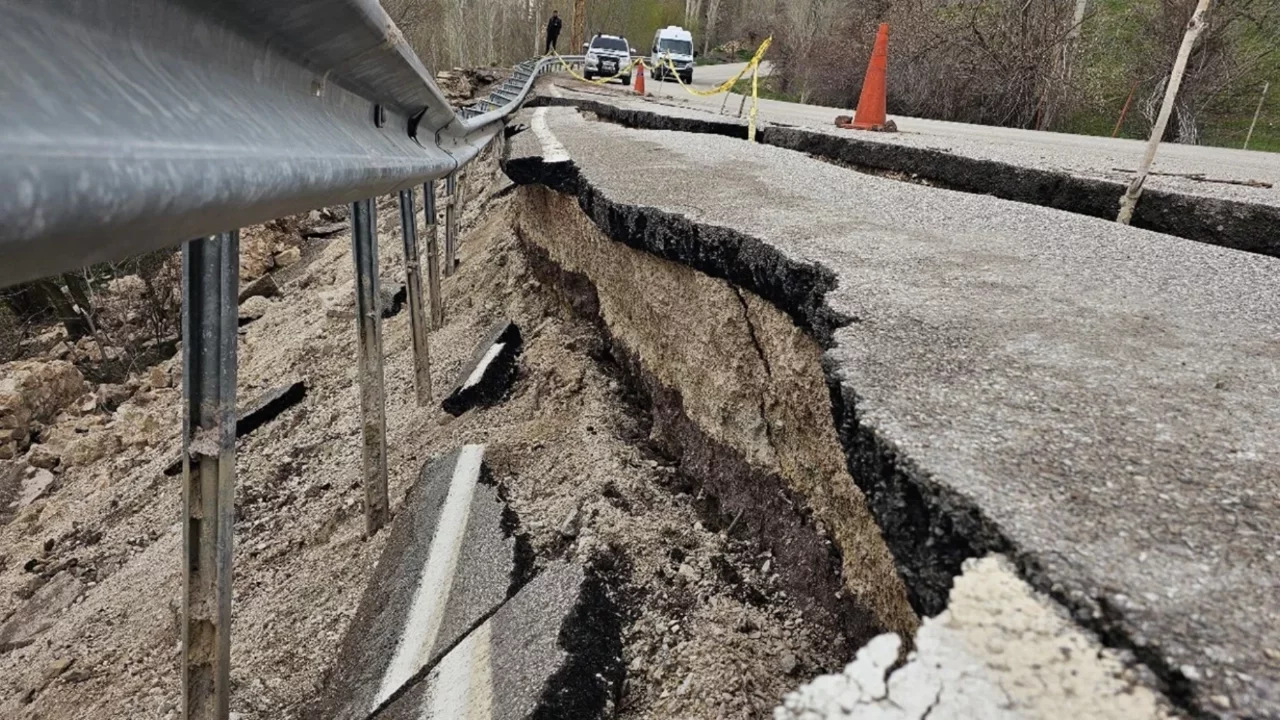 Hakkari-Yüksekova kara yolunda 'yarık' tehlikesi
