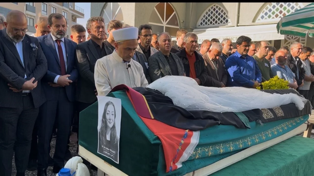 Bursa'da cinayet kurbanı avukat Hatice Kocaefe  son yolculuğuna uğurlandı