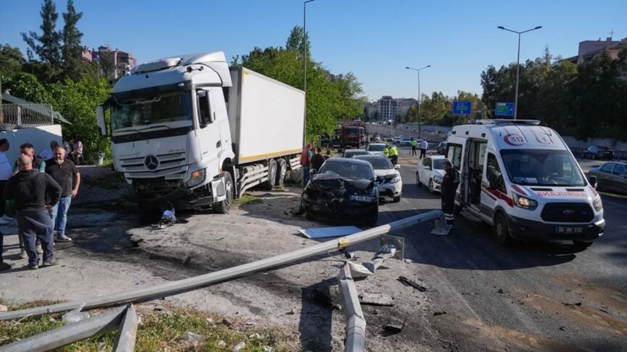 İzmir'de freni patlayan tır karşı şeride geçti: Ölü ve yaralılar var