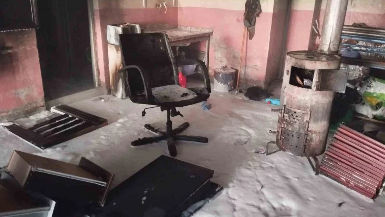 Sobaya dökülen tiner parladı: 1 ağır yaralı