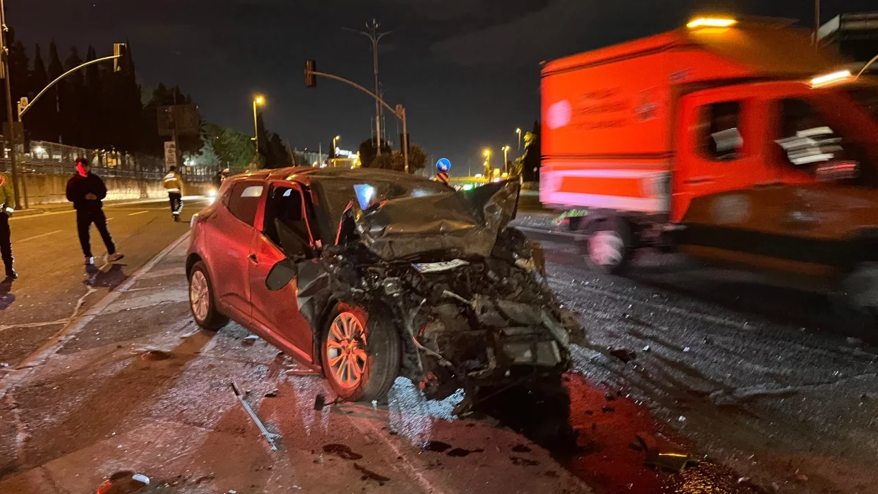 İstanbul'da 2 aracın karıştığı kazada 4 kişi yaralandı